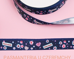 tasiemka satynowa 15 mm drukowana - napis "hand made" i kwiatki na granatowym tle 