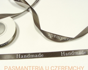 tasiemka satynowa 9 mm ciemnobeżowa z nadrukiem "Handmade" 